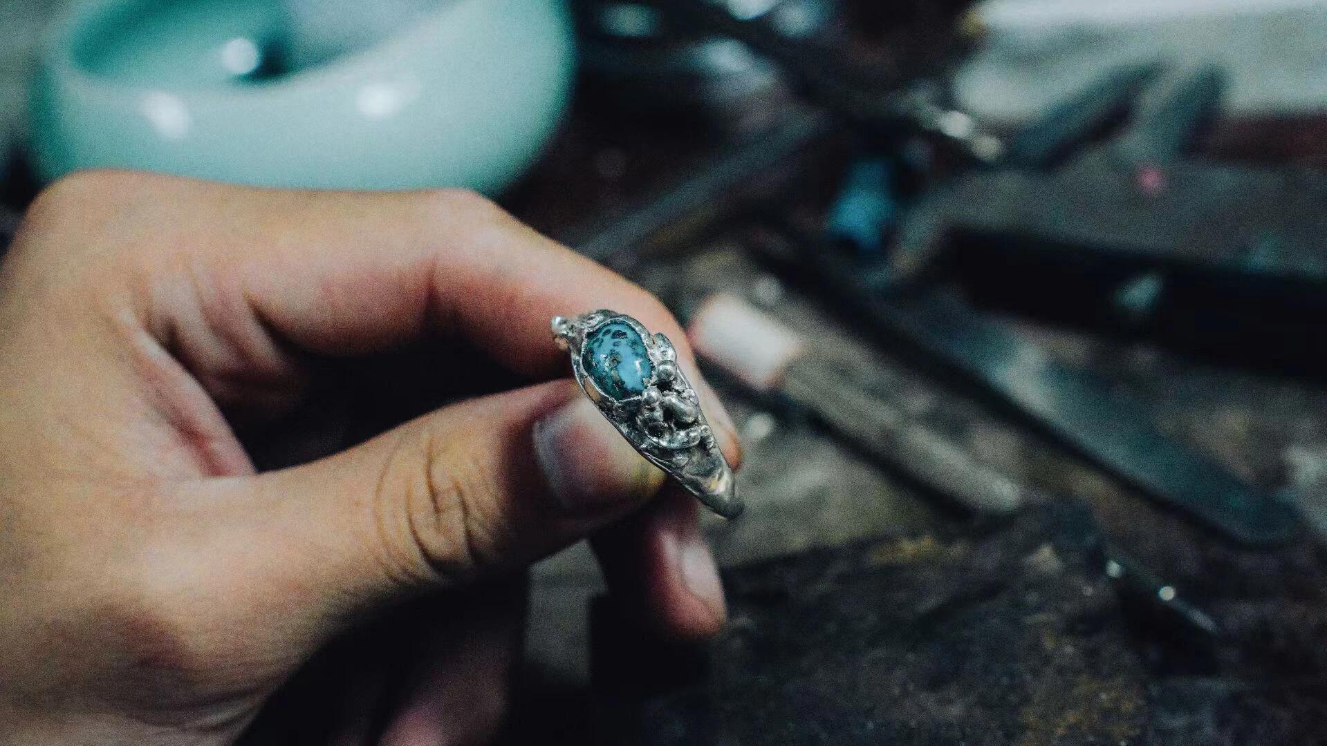 Articolo del Blog: 3 Errori da Evitare quando Scegli il Tuo Primo Gioiello Tibetano