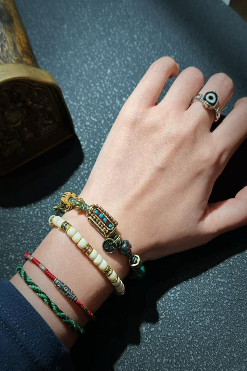 Bracciale Tibetano Artigianale in Cordino Verde – Agata Naturale e Multigemma Duo Bao