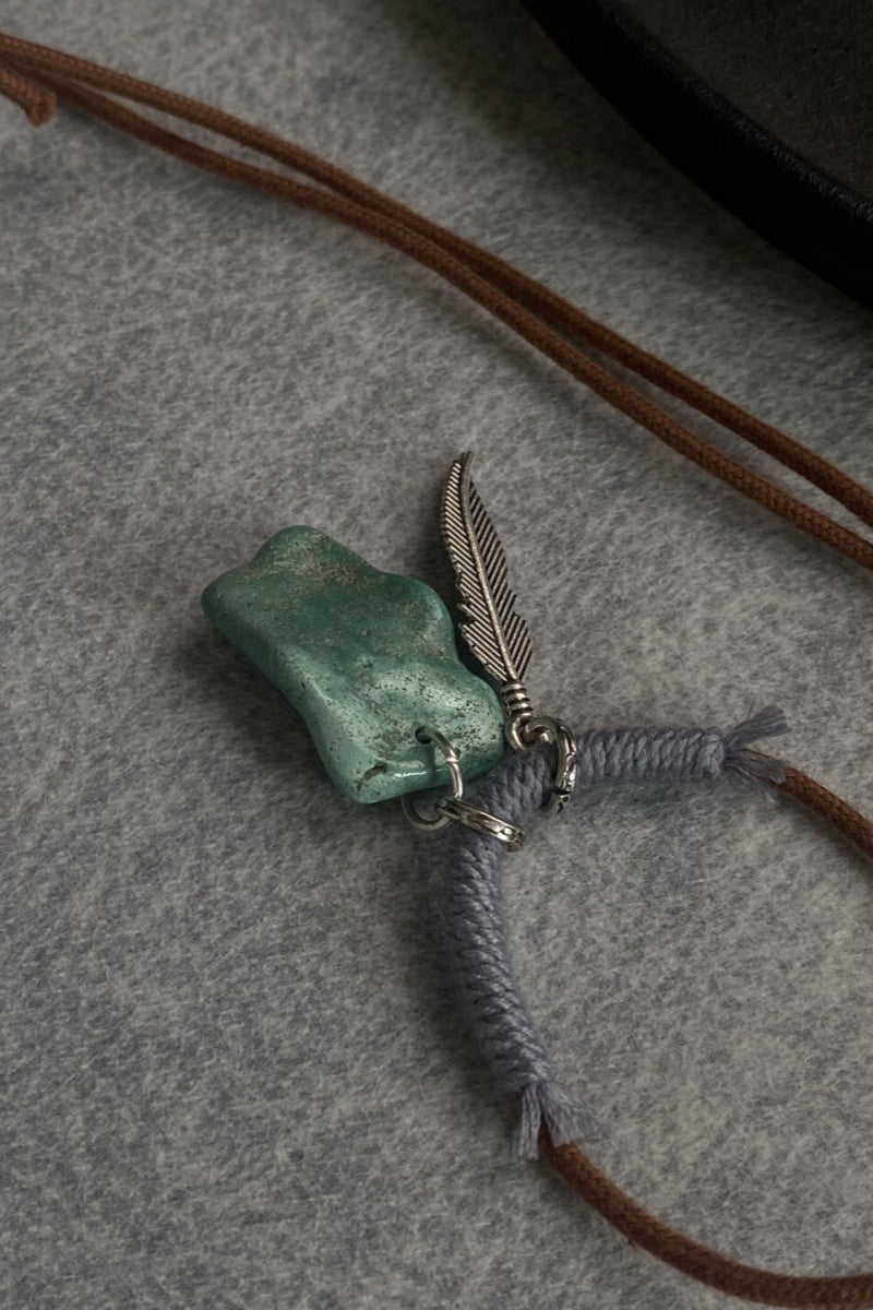 Collana con Turchese Verde Scuro e Piuma in Argento Tibetano - Una Piuma sulla Pietra - Pezzo Unico Poetico