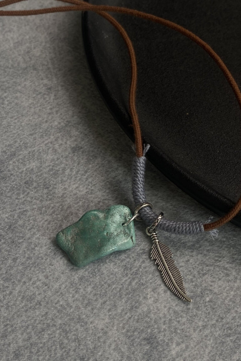 Collana con Turchese Verde Scuro e Piuma in Argento Tibetano - Una Piuma sulla Pietra - Pezzo Unico Poetico