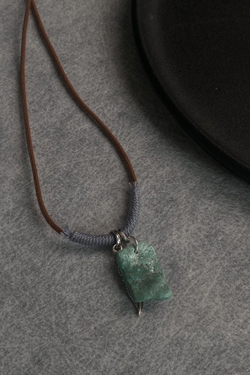 Collana con Turchese Verde Scuro e Piuma in Argento Tibetano - Una Piuma sulla Pietra - Pezzo Unico Poetico