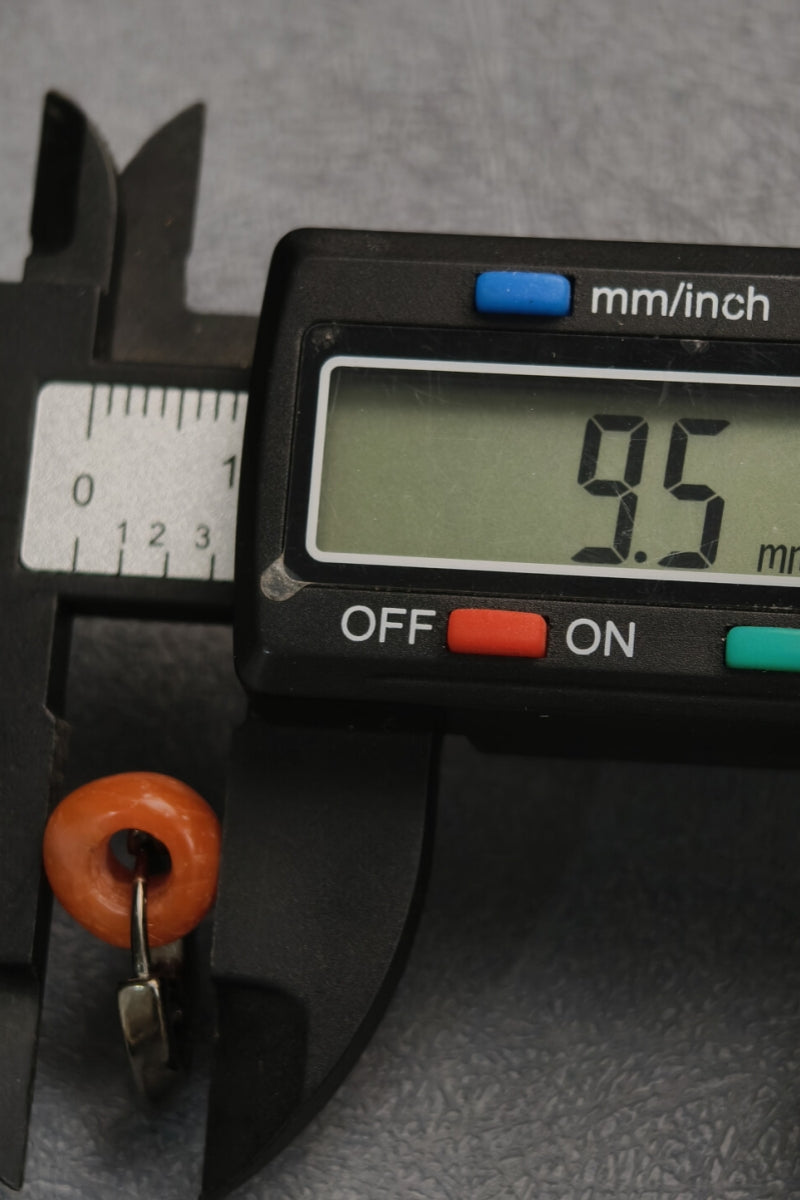 Orecchini Tibetani con Perla di Corniola Levigata - Il Sigillo della Perfezione - Gioiello Contemporaneo, Pezzo Unico