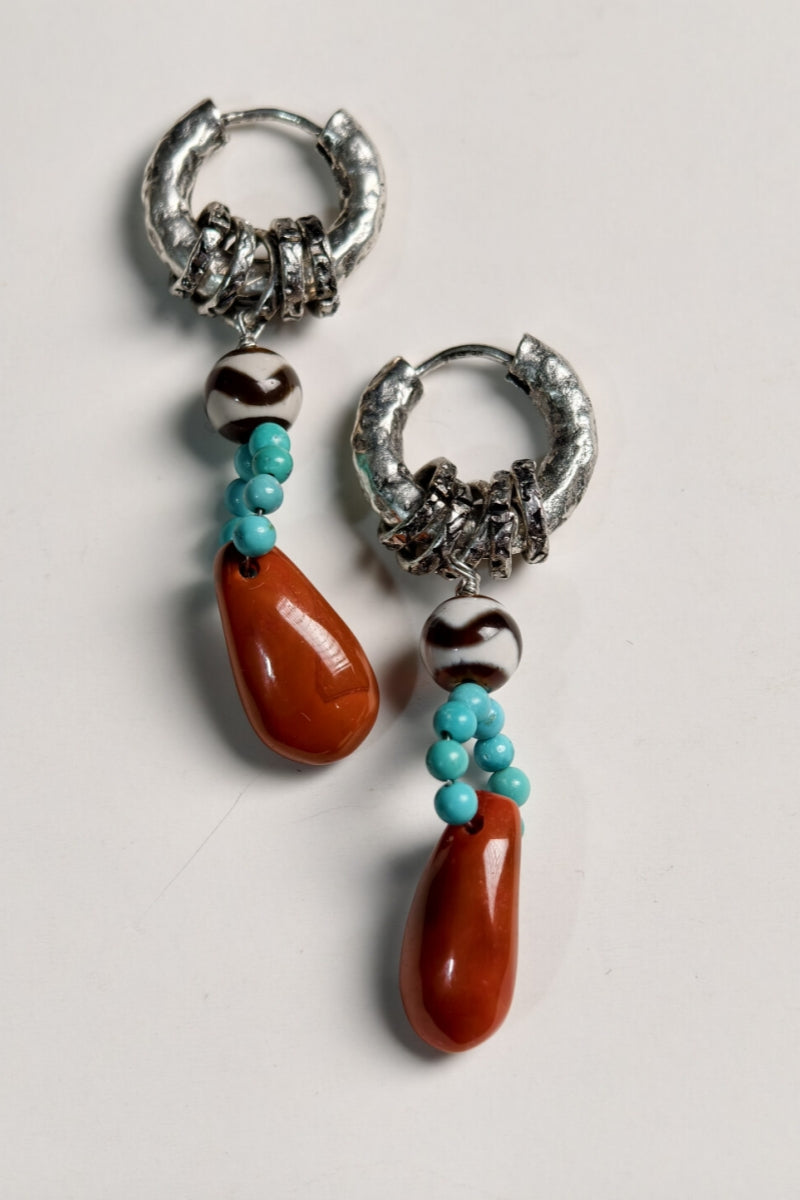 Viaggio Artistico | Orecchini a Strati con Perle Tibetane Dzi, Turchese e Corniola | Design a Goccia con Cerchio in Argento 925 | Stile Boho-Chic