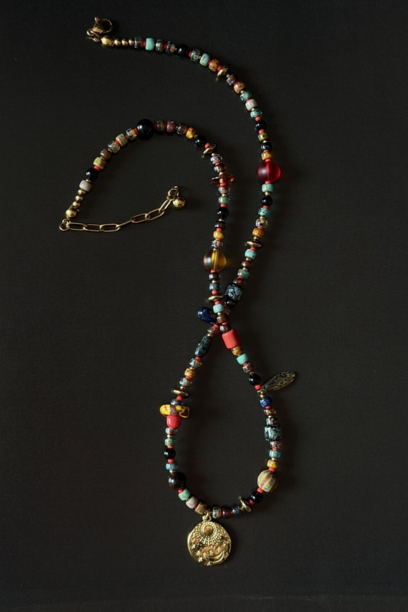 collana-lunga-colorata-vetro-boemia-pietra-mora-ciondolo-sole-luna-vista-frontale