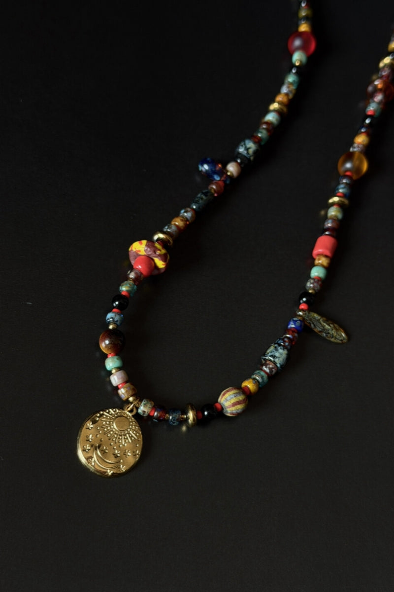 dettaglio-perle-vetro-antico-anelli-titanio-cilindri-geometrici-collana