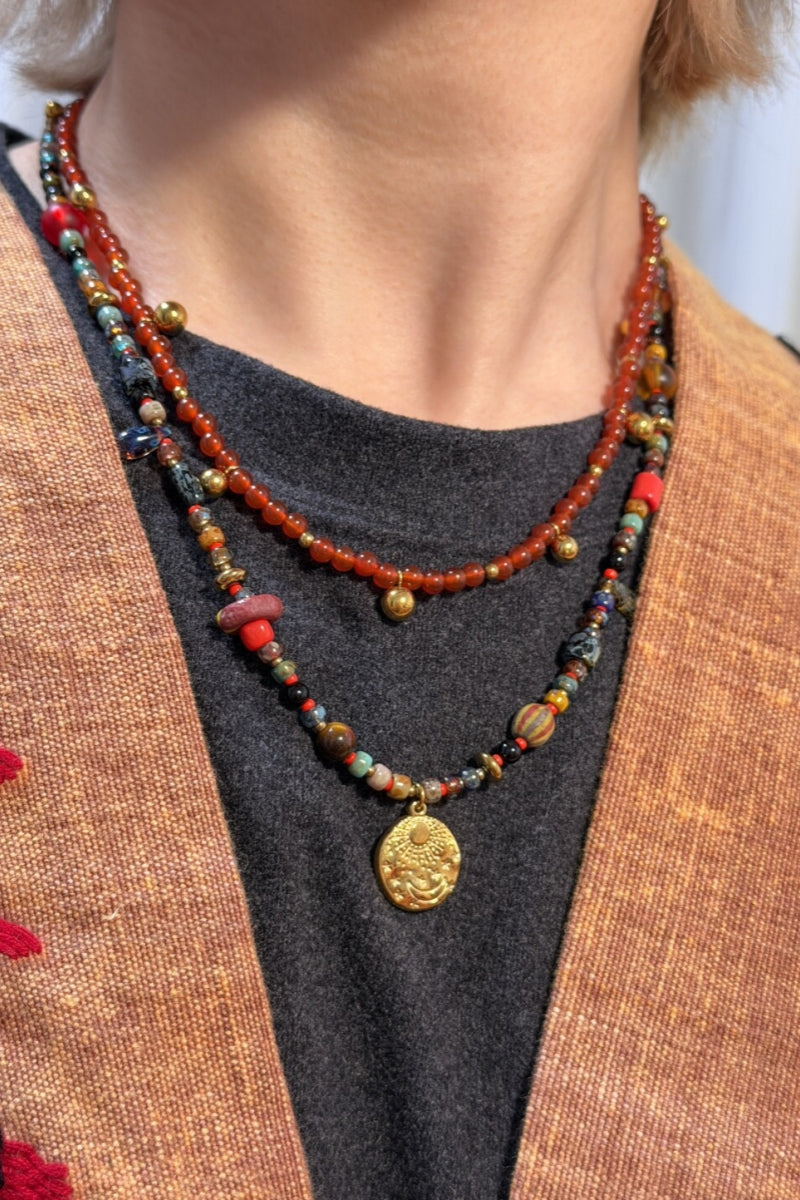 modello-indossa-collana-sole-luna-vetro-colorato-stile-boho-chic