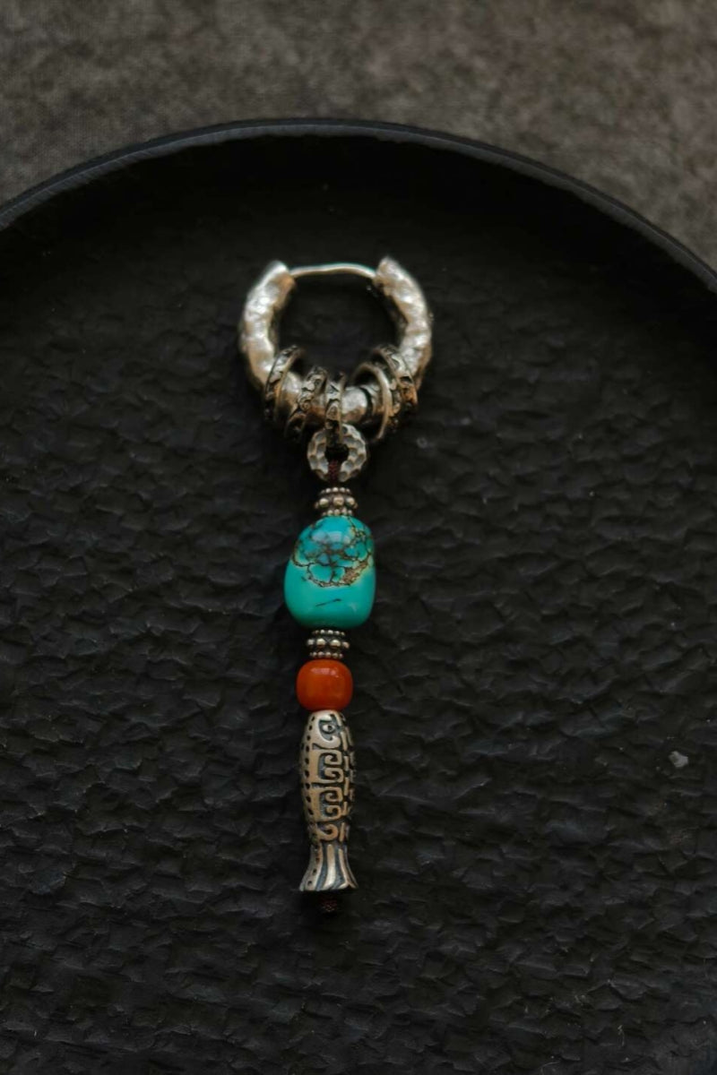 orecchino-singolo-pesce-sacro-cinque-anelli-turchese-corallo-vista-frontale