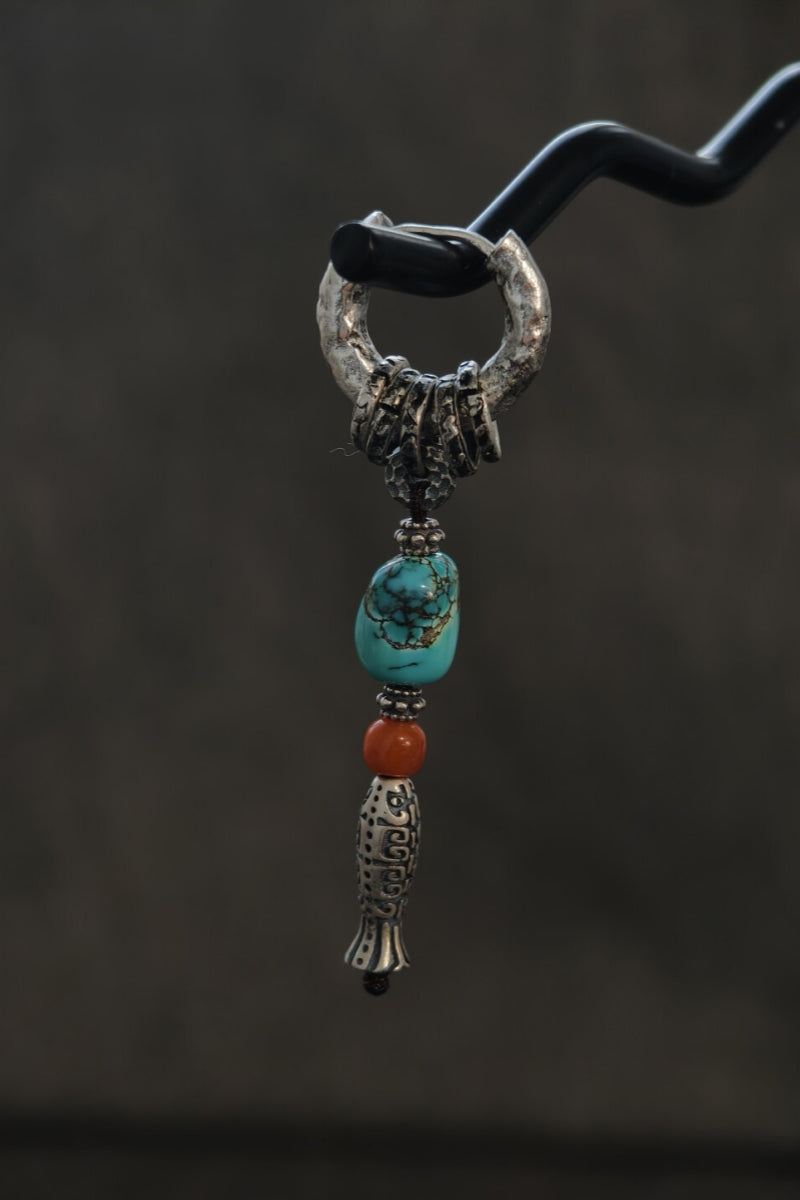 【Pesce Sacro】Orecchino Singolo Tibetano - Cerchio in Argento Placcato con Cinque Anelli, Turchese Naturale Irregolare, Grano di Corallo e Pesce Inciso - Gioiello Energetico Portafortuna