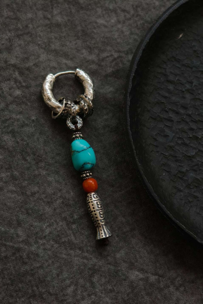【Pesce Sacro】Orecchino Singolo Tibetano - Cerchio in Argento Placcato con Cinque Anelli, Turchese Naturale Irregolare, Grano di Corallo e Pesce Inciso - Gioiello Energetico Portafortuna