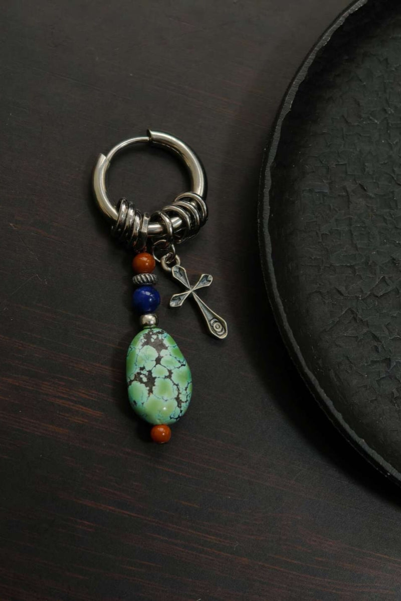 【Croce e Turchese】Orecchino Singolo Tibetano - Cerchio Liscio in Titanio con Otto Anelli, Croce, Turchese Irregolare Venato, Corallo e Agata Blu - Gioiello Talismano di Equilibrio e Protezione