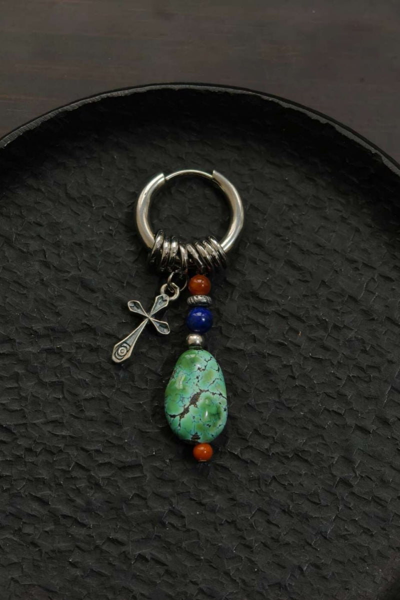 orecchino-singolo-croce-turchese-venato-otto-anelli-titanio-vista-frontale