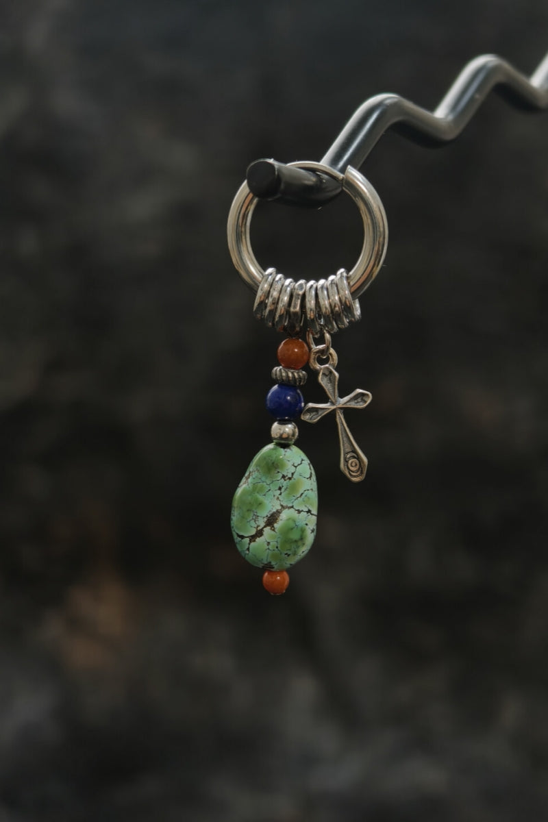 【Croce e Turchese】Orecchino Singolo Tibetano - Cerchio Liscio in Titanio con Otto Anelli, Croce, Turchese Irregolare Venato, Corallo e Agata Blu - Gioiello Talismano di Equilibrio e Protezione