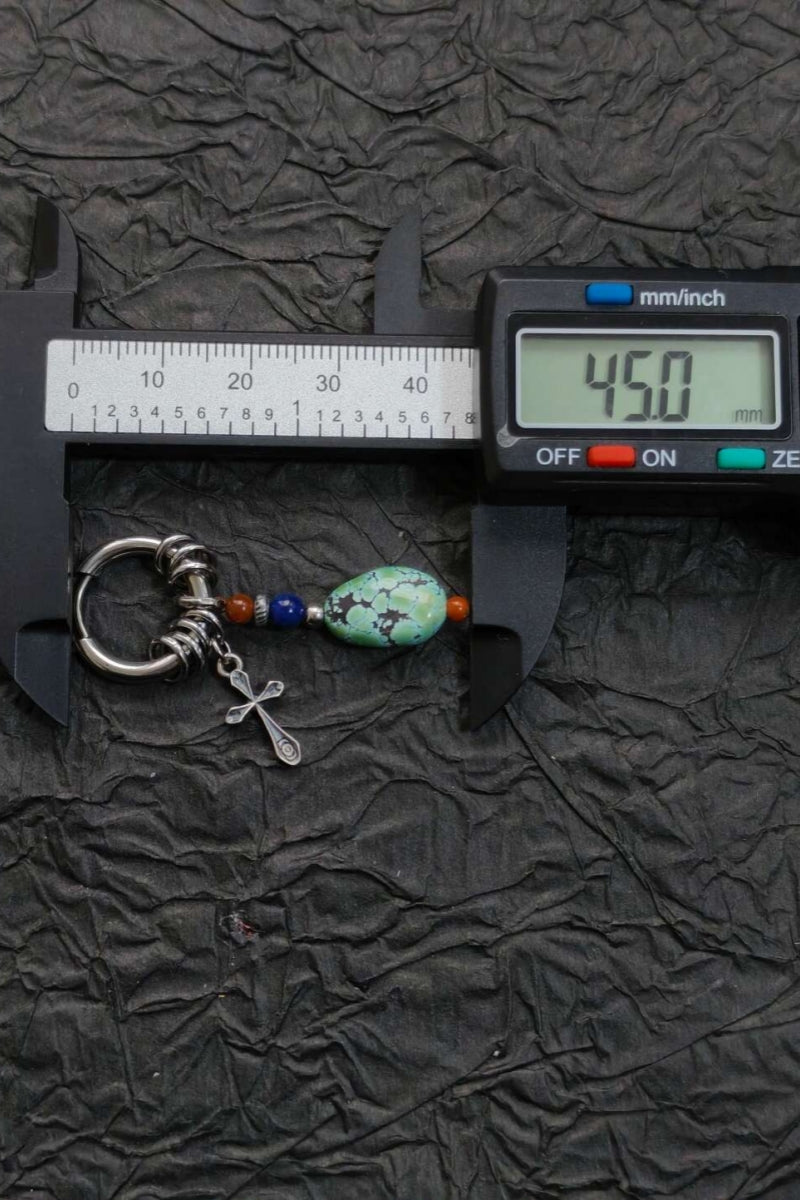 【Croce e Turchese】Orecchino Singolo Tibetano - Cerchio Liscio in Titanio con Otto Anelli, Croce, Turchese Irregolare Venato, Corallo e Agata Blu - Gioiello Talismano di Equilibrio e Protezione