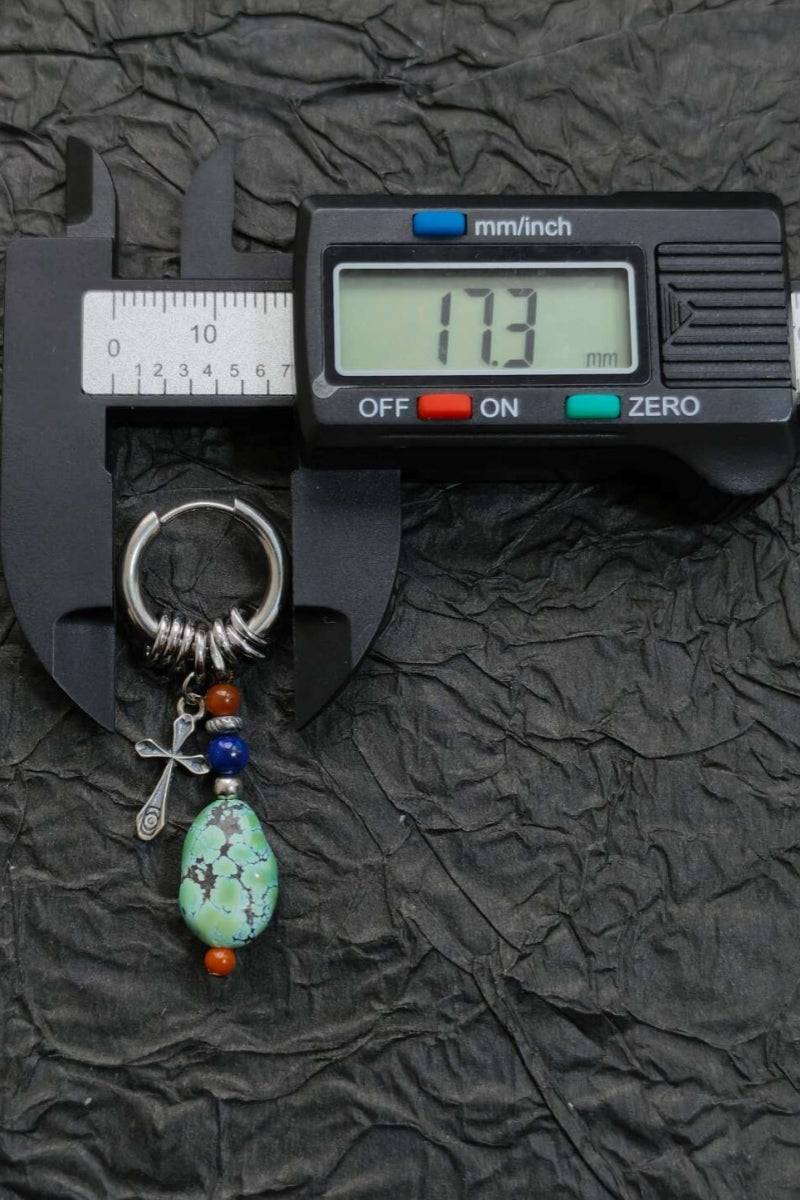【Croce e Turchese】Orecchino Singolo Tibetano - Cerchio Liscio in Titanio con Otto Anelli, Croce, Turchese Irregolare Venato, Corallo e Agata Blu - Gioiello Talismano di Equilibrio e Protezione