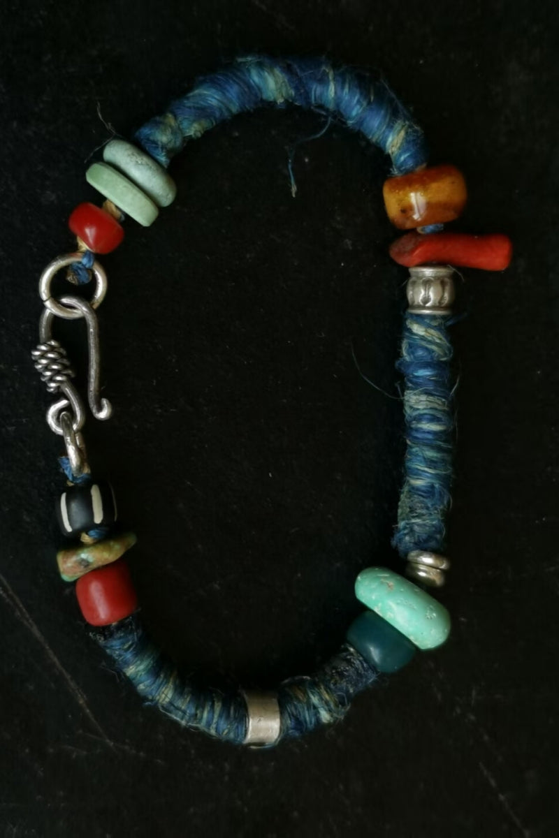 bracciale-canapa-blu-sfumato-tinta-naturale-argento-turchese-corallo-agata-vista-frontale