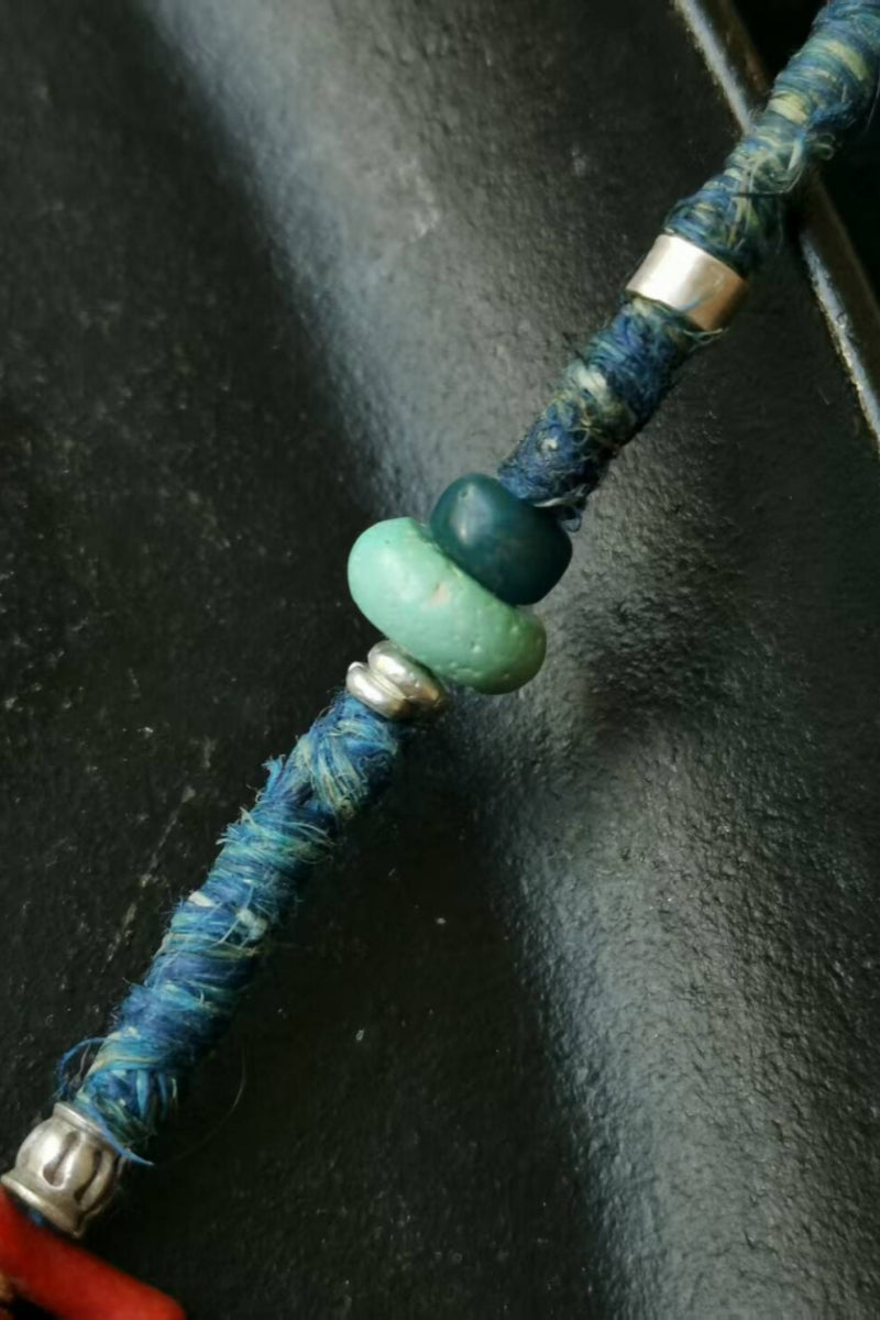 dettaglio-sfumature-blu-corda-canapa-tinta-mano-variazioni-colore