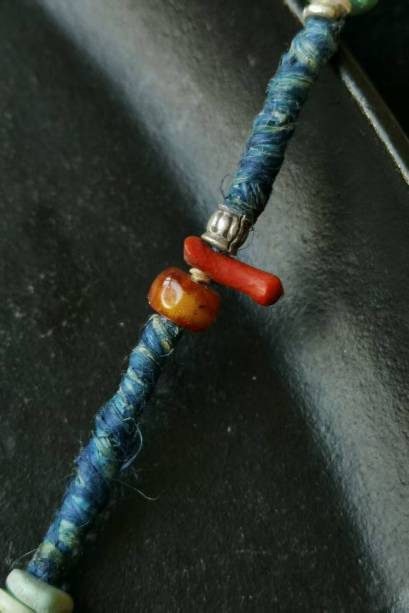 【Blu Tibetano】Bracciale in Canapa Tessuta a Mano Tinta Naturale - Blu Sfumato con Dettagli in Argento 925, Turchese, Corallo e Agata - Gioiello Artigianale dal Respiro Meditativo