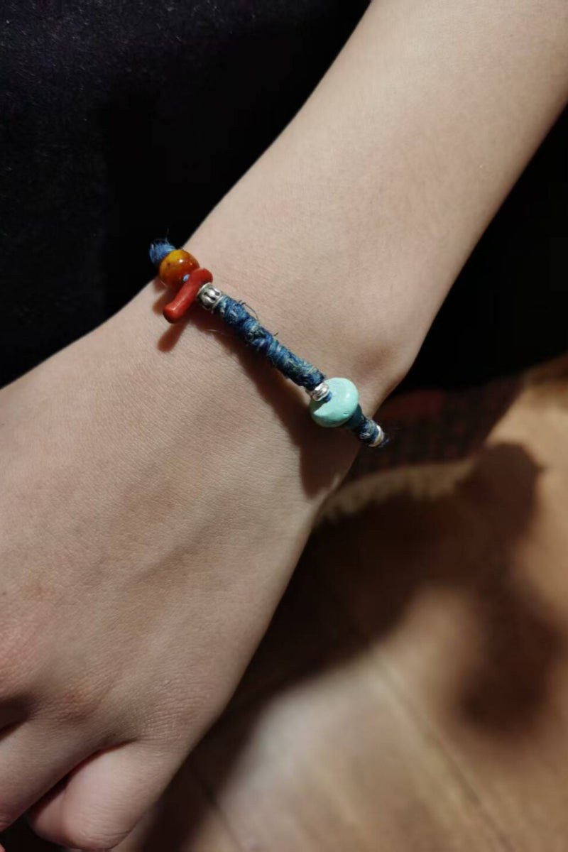 【Blu Tibetano】Bracciale in Canapa Tessuta a Mano Tinta Naturale - Blu Sfumato con Dettagli in Argento 925, Turchese, Corallo e Agata - Gioiello Artigianale dal Respiro Meditativo