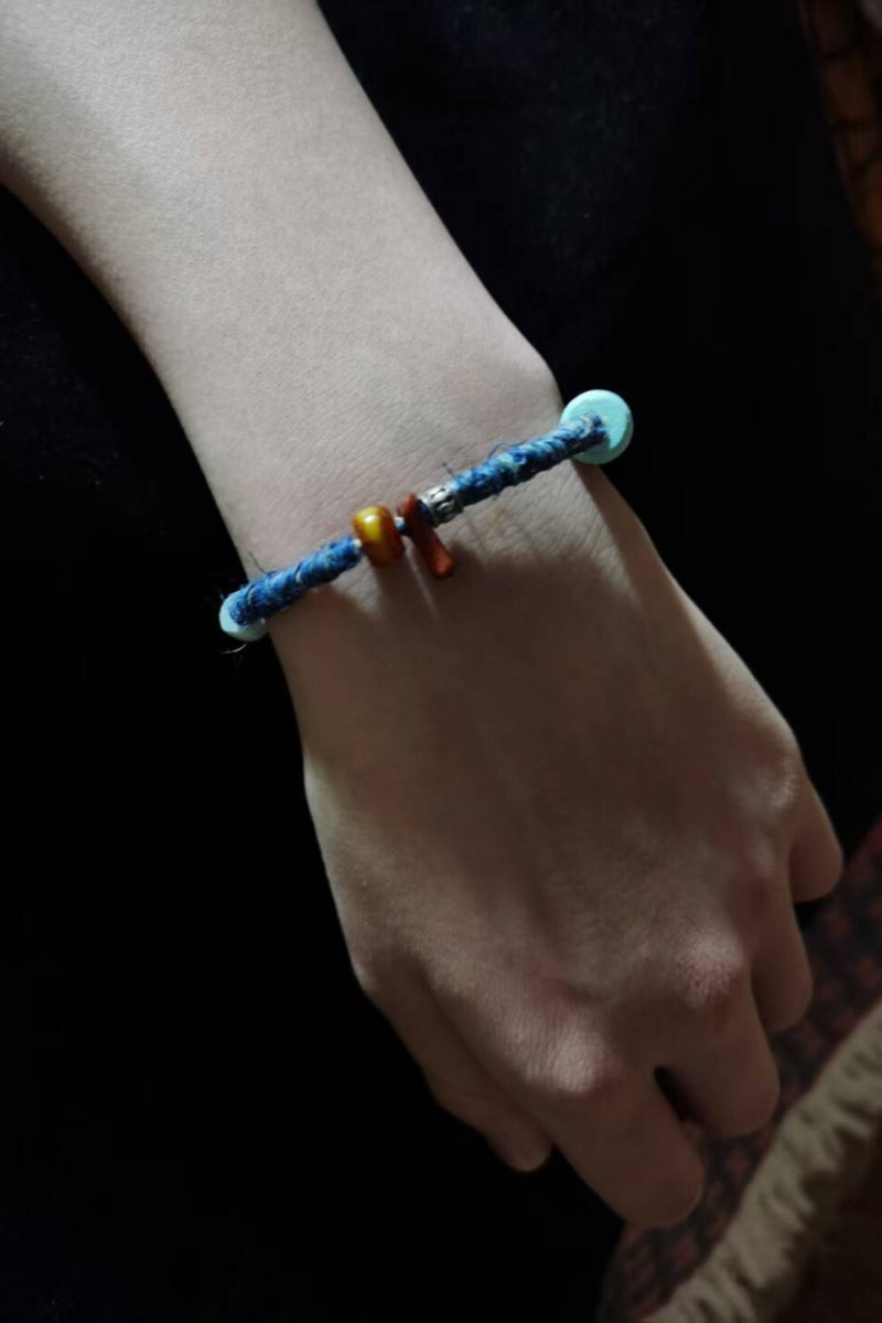 modello-indossa-bracciale-canapa-blu-spazi-vuoti-stile-naturale