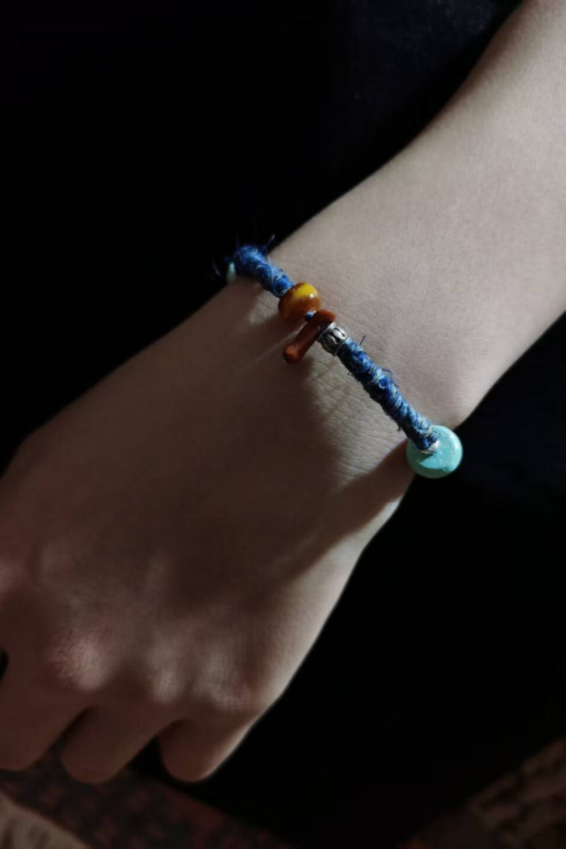 【Blu Tibetano】Bracciale in Canapa Tessuta a Mano Tinta Naturale - Blu Sfumato con Dettagli in Argento 925, Turchese, Corallo e Agata - Gioiello Artigianale dal Respiro Meditativo