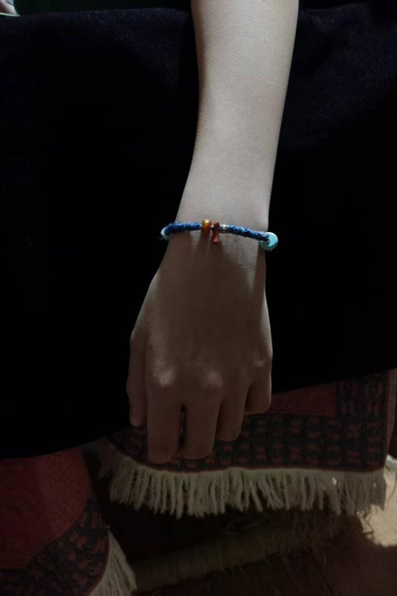 【Blu Tibetano】Bracciale in Canapa Tessuta a Mano Tinta Naturale - Blu Sfumato con Dettagli in Argento 925, Turchese, Corallo e Agata - Gioiello Artigianale dal Respiro Meditativo