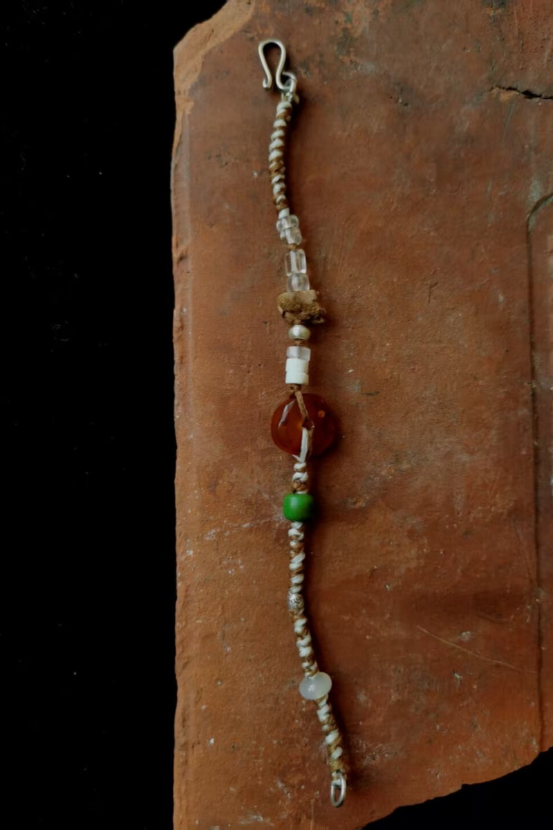 【Terra e Ambra】Bracciale in Corda Tessuta e Tinta Naturale - Cachi e Bianco Intrecciati con Ambra, Agata, Ambra Gialla e Argento 925 - Gioiello Artigianale dall'Energia Calda e Terrena