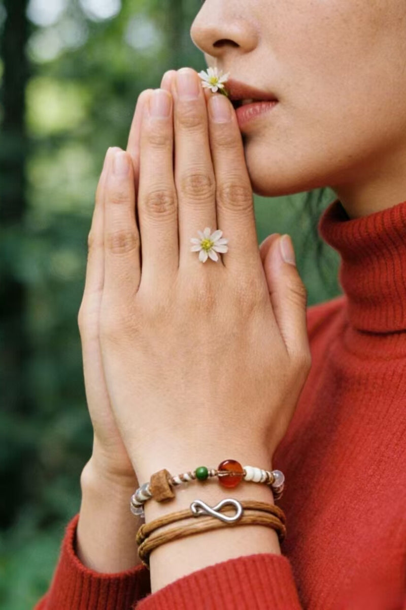 modello-indossa-bracciale-terra-ambra-stile-naturale