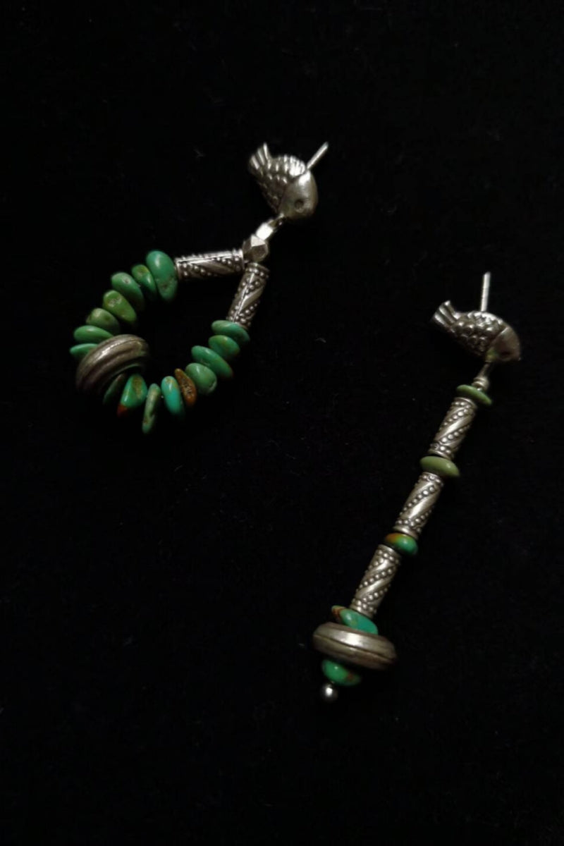 orecchini-asimmetrici-argento-turchese-cilindri-decorati-pesce-vista-frontale