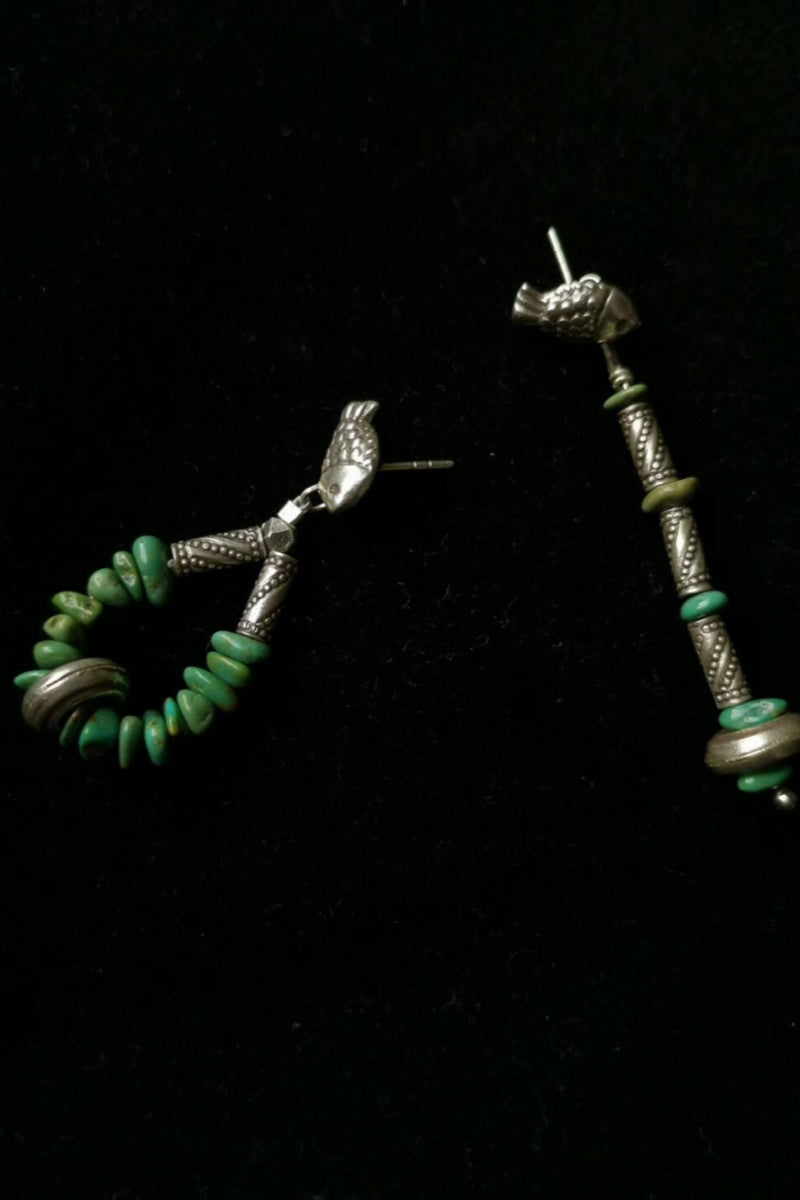 【Yin e Yang del Turchese】Orecchini Asimmetrici in Argento con Turchese, Cilindri Decorati e Pesce Portafortuna - Design Ispirato all'Equilibrio tra Opposti