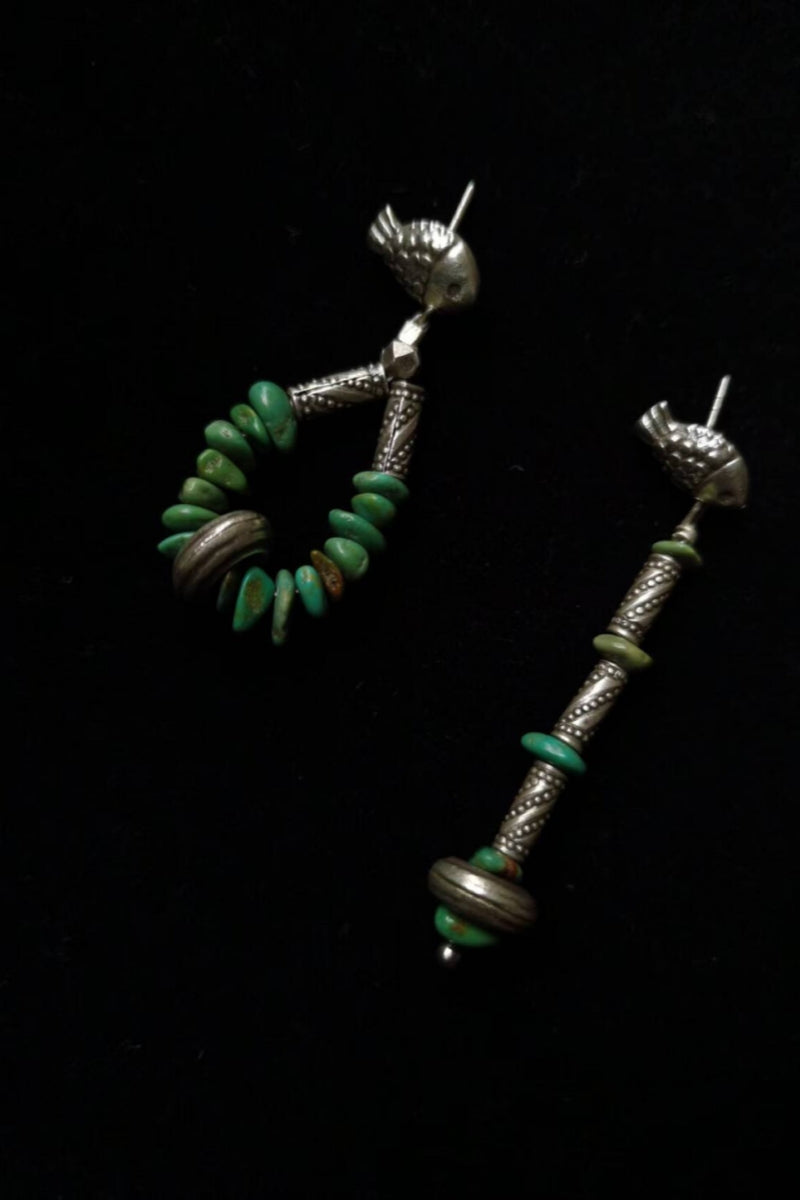 【Yin e Yang del Turchese】Orecchini Asimmetrici in Argento con Turchese, Cilindri Decorati e Pesce Portafortuna - Design Ispirato all'Equilibrio tra Opposti