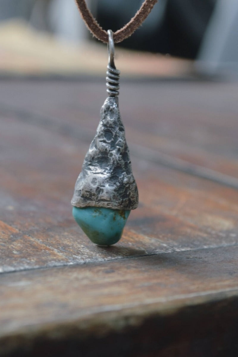 collana-ciondolo-argento-testurizzato-forma-paralume-turchese-grezzo-vista-frontale