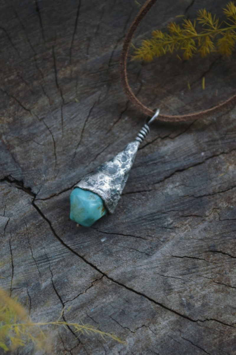 dettaglio-superficie-argento-non-levigato-cavita-irregolarita-materico