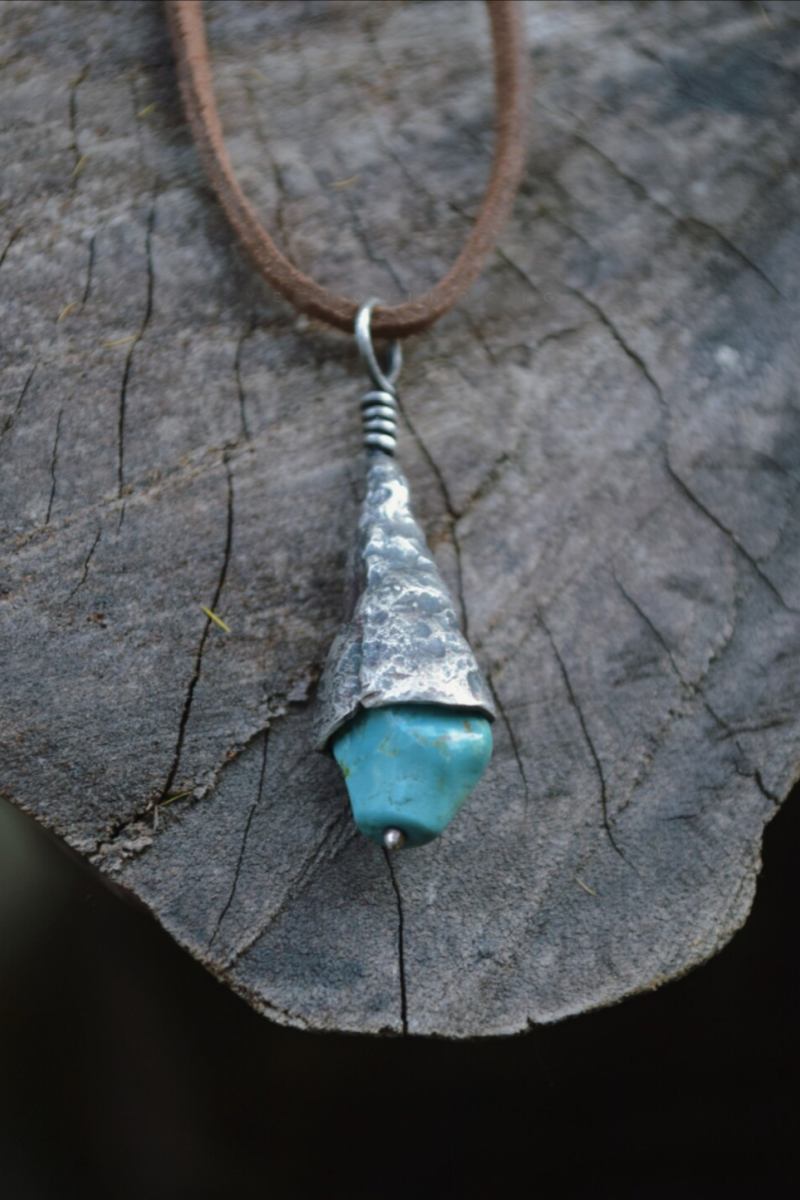 【Lampada Celeste】Collana Artigianale con Ciondolo in Argento Testurizzato e Turchese Naturale Non Levigato - Design Ispirato alle Antiche Lanterne Tibetane