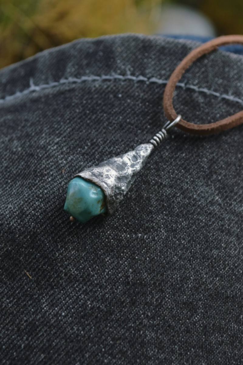 【Lampada Celeste】Collana Artigianale con Ciondolo in Argento Testurizzato e Turchese Naturale Non Levigato - Design Ispirato alle Antiche Lanterne Tibetane