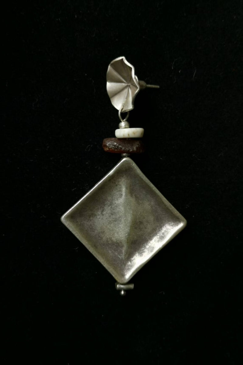 Loto e Pietra del Lago · Orecchini Tibetani Asimmetrici in Argento Tibetano